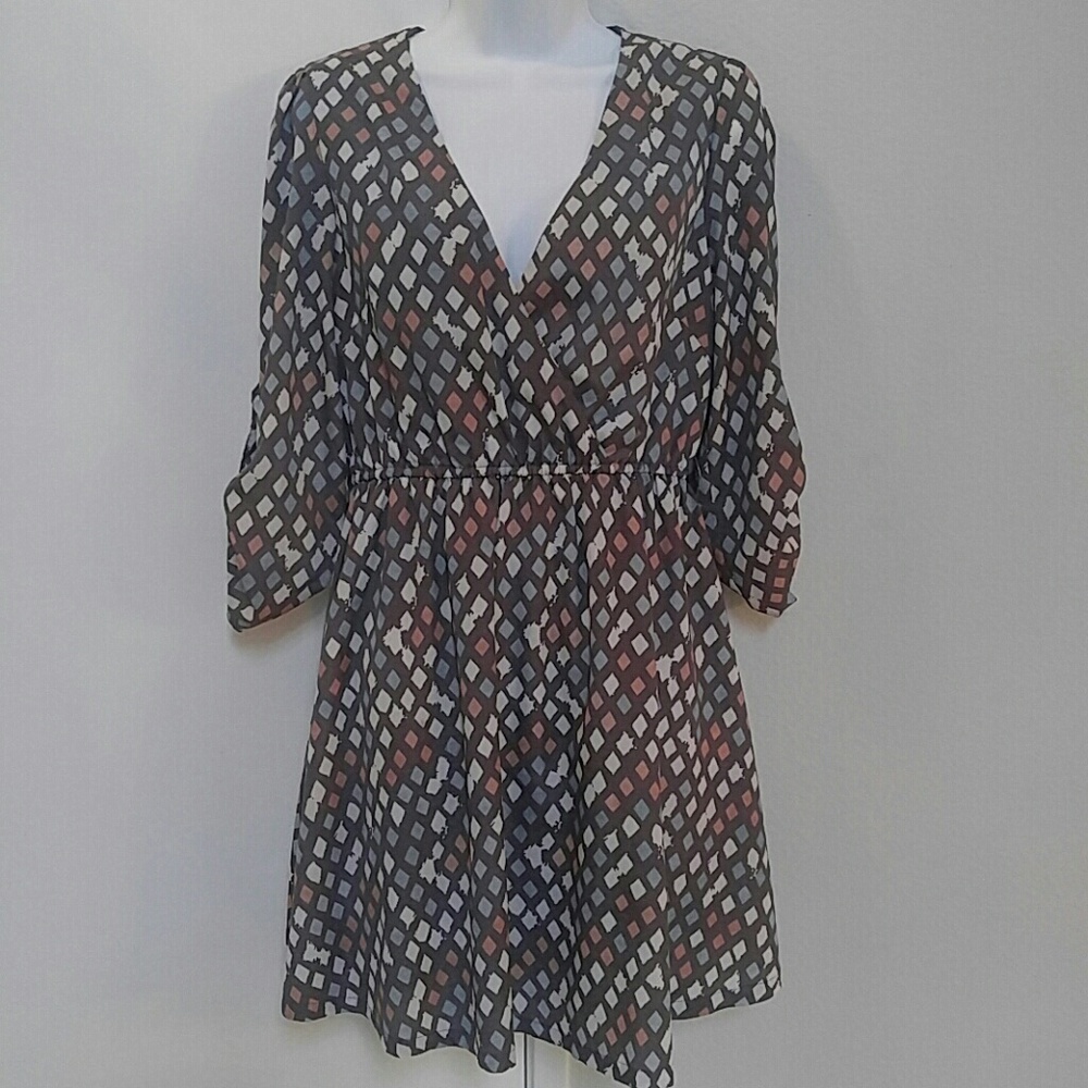 Lo💗Posh gray checkered deep V dress. Size L